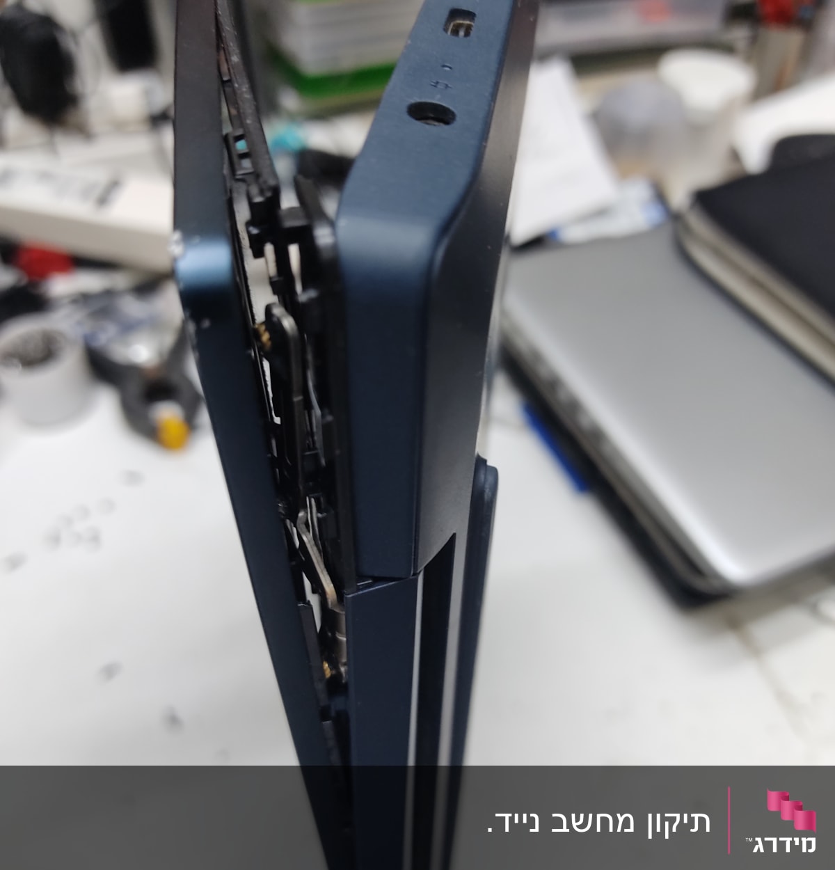 מחשב נייד פתוח עם חיבורים פנימיים גלויים